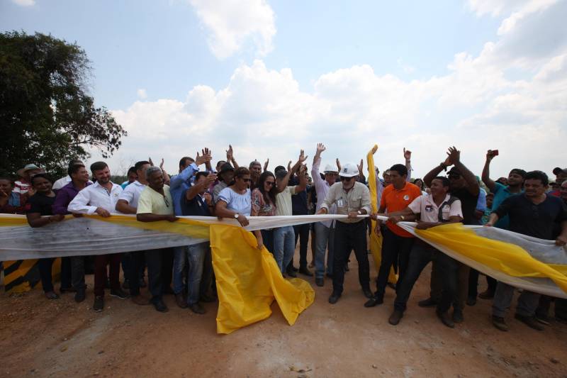 Santa Maria das Barreiras foi o primeiro município contemplado na agenda de inaugurações de obras viárias executadas pelo governo do Estado, na quarta e nesta quinta-feira (24 e 25), no sul e sudeste do Pará. O conjunto de obras ultrapassa R$ 112 milhões em investimentos em construção de pontes de concreto, pavimentação de rodovias e asfaltamento de vias urbanas. O secretário de Estado de Transportes, Kleber Menezes (durante a inauguração), representou o governador Simão Jatene na solenidade, acompanhado do secretário Regional de Governo do Sudeste do Pará, Jorge Bittencourt. A ponte recebeu o nome de Rafaela Martins Santana, em homenagem a uma moradora da cidade que faleceu aos 16 anos devido a um câncer, no final de 2017. O pai de Rafaela, o produtor rural João Batista Santana, que mora no município há 37 anos, ficou emocionado. “Isso, pra nossa família, é muito importante. Estamos muito gratos ao governo pela homenagem, por essa grande obra, que é importantíssima para a região. Passarei por aqui todos os dias”, afirmou.
FOTO: MÁCIO FERREIRA / AG. PARÁ
DATA: 24.10.2018
SANTA MARIA DAS BARREIRAS - PARÁ <div class='credito_fotos'>Foto: MÁCIO FERREIRA/ AG. PARÁ | <a href='/midias/2018/originais/e3a60f10-ed32-4adf-9ab4-07a29325d0e0.jpg' download><i class='fa-solid fa-download'></i> Download</a></div>