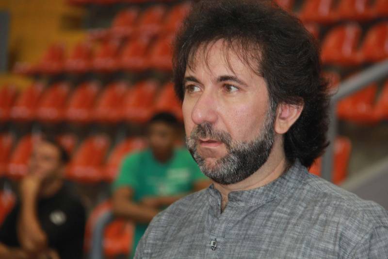 Mais de 60 adolescentes e jovens em cumprimento de medida socioeducativa no Pará conheceram as instalações da Arena Guilherme Paraense (o Mangueirinho), em Belém. O espaço recebeu os internos para o encerramento da II Olimpíada de Inverno da Socioeducação, evento criado com o objetivo de proporcionar atividades de esporte e cultura aos adolescentes em cumprimento de medida socioeducativa no Estado, além de promover o espírito esportivo e garantir maior integração entre os internos. A Arena sediou as finais do futsal feminino e masculino, além de apresentações culturais que marcaram o encerramento da atividade promovida pela Fundação de Atendimento Socioeducativo do Pará (Fasepa), por meio do Projeto Ressignificando Caminhos na Socioeducação.
FOTO: ALBERTO PASSOS / ASCOM FASEPA
DATA: 28.03.2018
BELÉM - PARÁ <div class='credito_fotos'>Foto: ALBERTO PASSOS/ ASCOM FASEPA | <a href='/midias/2018/originais/e3ac27b9-0419-4fc6-b754-d556cd13168a.jpg' download><i class='fa-solid fa-download'></i> Download</a></div>