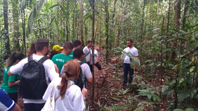 No domingo, 22, foi comemorado o Dia Mundial da Terra e, no Parque Estadual do Utinga (Peut), a data contou com ações de conscientização e muita aventura (foto). O Parque realizou, em parceria com a Universidade da Amazônia (Unama), uma série de ações com o objetivo de alertar universitários e visitantes sobre a importância da conservação da natureza para as cidades amazônicas. O tema das ações foi “Unidades de Conservação como base para a gestão e equilíbrio nas cidades”. O gerente do Parque Estadual do Utinga, Julio Meyer, apresentou aos estudantes do curso de Ciências Biológicas o Sistema Nacional de Unidades de Conservação (SNUC) e falou sobre o funcionamento das UCs da Região Metropolitana de Belém e sobre o Utinga. Para o gerente, a iniciativa é uma forma de aproximar a gestão das UCs do Pará e a academia, o que traz benefícios não apenas para as instituições, mas para a sociedade paraense.
FOTO: ASCOM / IDEFLOR
DATA: 23.04.2018
BELÉM - PARÁ <div class='credito_fotos'>Foto: Ascom Ideflor | <a href='/midias/2018/originais/e3ae4b17-d4ea-4236-8dec-a39f9864f50b.jpg' download><i class='fa-solid fa-download'></i> Download</a></div>