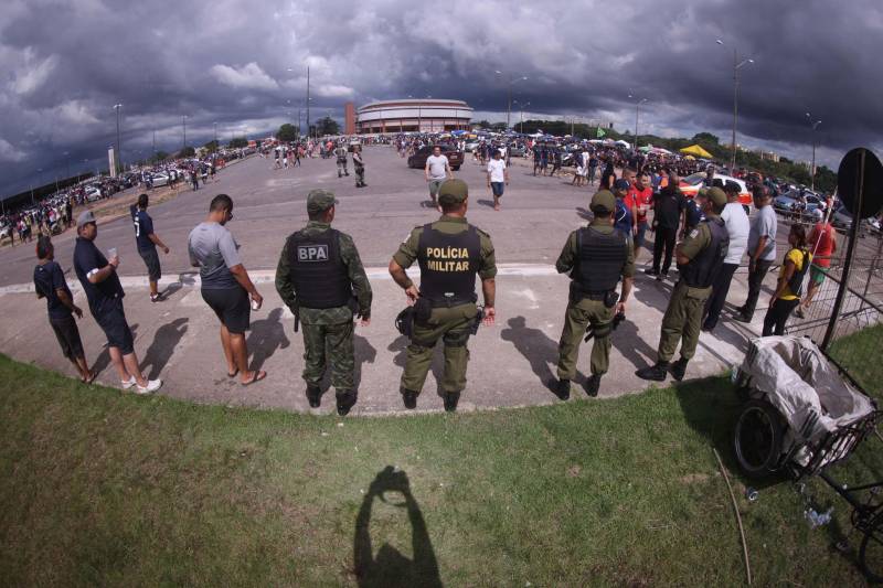 O Clube do Remo venceu o Paysandu por 2 a 1 na tarde deste domingo, partida realizada no Estádio Mangueirão, e largou na frente pelo título do Campeonato Paraense de 2018. Na foto, policiamento faz a segurança da partida.
FOTO: THIAGO GOMES / AG. PARÁ
DATA: 01.04.2018
BELÉM - PARÁ <div class='credito_fotos'>Foto: Thiago Gomes /Ag. Pará | <a href='/midias/2018/originais/e3bb43c1-9486-4fa1-815a-9ce64ad75fd2.jpg' download><i class='fa-solid fa-download'></i> Download</a></div>