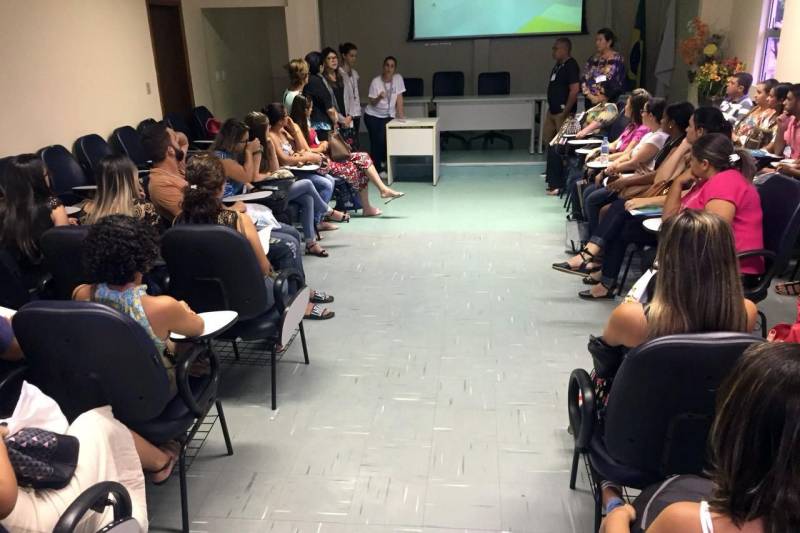 Servidores da Secretaria Estadual de Assistência Social, Trabalho, Emprego e Renda (Seaster) puderam mostrar um pouco do trabalho desenvolvido com crianças, pelo órgão no Pará. Foi durante a capacitação para supervisores do Programa Criança Feliz, promovida pelo Ministério do Desenvolvimento Social (MDS), em Belo Horizonte, que terminou na sexta-feira (2). As servidoras Maria José Pereira e Adriana Barros, a convite do MDS, ministraram curso como multiplicadoras da metodologia de Cuidados para o Desenvolvimento da Criança (CDC) para formar supervisores regionais da metodologia no estado mineiro. A ideia é que eles possam identificar casos de necessidade de intervenção na interação criança/família, levando orientações que estimulam o crescimento e desenvolvimento saudável da criança. O curso contou com momentos teóricos e práticos com visitas de estudo de caso realizadas no Hospital Sophia Feldman, na creche São Vicente de Paula e no Centro Educacional São Francisco.
FOTO: ASCOM / SEASTER
DATA: 02.03.2018
BELÉM - PARÁ <div class='credito_fotos'>Foto: ASCOM / SEASTER | <a href='/midias/2018/originais/e3bd6cfd-e6c3-4227-8505-7350d536fbe2.jpg' download><i class='fa-solid fa-download'></i> Download</a></div>
