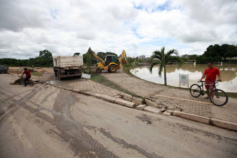 O Governador do Pará, Simão Jatene, esteve durante esta sexta-feira (13) no município de Paragominas. Além de visitar as áreas afetadas pela enxurrada que ocorreu na madrugada da quinta-feira (12), ele conversou com moradores atingidos, reuniu com autoridades municipais, secretários de estado, com o Corpo de Bombeiros e a Defesa Civil para traçar as metas e ações a serem cumpridas para restabelecer a normalidade na cidade. A forte enxurrada, que durou toda a madrugada, alagou cerca de 40% da cidade e atingiu 350 famílias. Até o momento, 13 locais foram adequados para funcionar como abrigo, entre escolas, associações, ginásios, entre outros, para receber desabrigados e desalojados.

FOTO: SIDNEY OLIVEIRA / AG. PARÁ
DATA: 13.04.2018
PARAGOMINAS - PARÁ <div class='credito_fotos'>Foto: Sidney Oliveira/Ag. Pará   |   <a href='/midias/2018/originais/e3c6aad6-3063-47f3-b2b5-517e209b577e.jpg' download><i class='fa-solid fa-download'></i> Download</a></div>