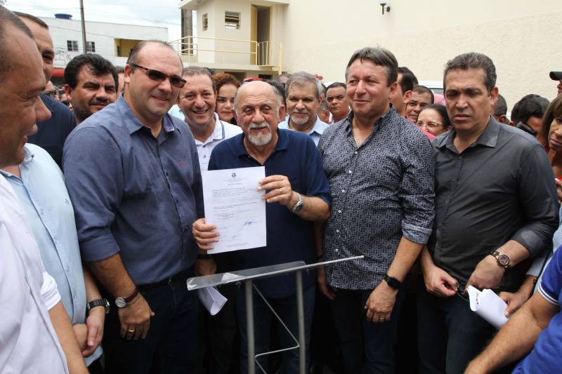 Sempre que algum caso ligado à segurança envolvendo crianças ou adolescentes acontecia em Ananindeua, Marituba ou municípios vizinhos, os agentes eram obrigados a se deslocar ate Belém. Os municípios da Região Metropolitana não dispunham de uma unidade da Data, Divisão de Atendimento ao Adolescente. E nesta quarta-feira, 30, esse problema acabou. O Governo do Pará inaugurou as novas instalações da 2ª Data do Pará, na Rodovia Mario Covas, em Ananindeua. Vinculada à Diretoria de Atendimento a Grupos Vulneráveis, a unidade terá circunscrição em Ananindeua, Marituba, Benevides e Santa Bárbara do Pará. Na foto, a inauguração foi feita pelo governador Simão Jatene.

FOTO: CRISTINO MARTINS / AG. PARÁ
DATA: 30.05.2018
 <div class='credito_fotos'>Foto: Cristino Martins/Ag. Pará   |   <a href='/midias/2018/originais/e3c7f723-77c3-43b7-a7e5-3715290d76e0.jpg' download><i class='fa-solid fa-download'></i> Download</a></div>