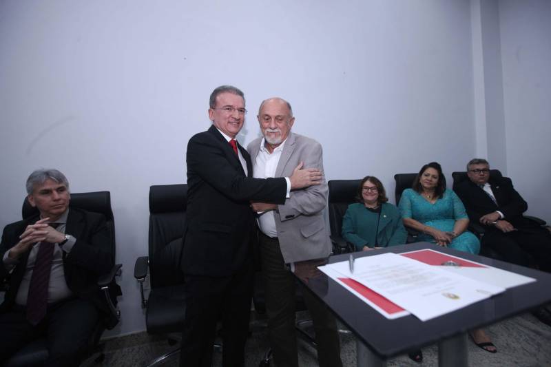 O Governo do Estado fez a entrega das novas instalações do prédio-sede da Procuradoria-Geral do Estado do Pará (PGE/PA), em Batista Campos, Belém, nesta quinta-feira (5). que envolvem obras de reforma e ampliação do órgão. Durante a cerimônia, o governador Simão Jatene (foto) assinou o Projeto de Lei que altera a Lei nº 6.813, de 25 de janeiro de 2017, que dispõe sobre a estruturação do Quadro de Apoio da PGE, a fim de ser encaminhado para apreciação à Assembleia Legislativa do Estado, em regime de urgência. O projeto propõe a transformação e a criação de novos cargos do quadro de servidores da atividade-meio, os quais poderão, inclusive, prestar apoio às atividades desenvolvidas pelos procuradores junto às secretarias de Estado. Os cargos serão ocupados por meio de concurso, na medida do interesse público e da disponibilidade orçamentária do Estado. As alterações propostas no Projeto de Lei devem-se às demandas judiciais expressivas das atividades da PGE e a anseios da categoria, como a reorganização da carreira em classes e referências, com definição de critérios para progressão e enquadramento funcional. A cerimônia teve a presença do procurador-geral do Estado, Ophir Cavalcante Junior, presidente da Associação dos Procuradores do Estado do Pará (Apepa), Ary Lima Cavalcanti, presidente da Associação dos Servidores da Procuradoria-Geral do Estado do Pará (ASPGE), Brunna Valescka de Carvalho Silva, procuradores e servidores da instituição.
FOTO: CRISTINO MARTINS / AG. PARÁ
DATA: 05.04.2018
BELÉM - PARÁ <div class='credito_fotos'>Foto: Cristino Martins/Ag. Pará | <a href='/midias/2018/originais/e3ccc94e-1c29-424a-af13-cb9131097670.jpg' download><i class='fa-solid fa-download'></i> Download</a></div>
