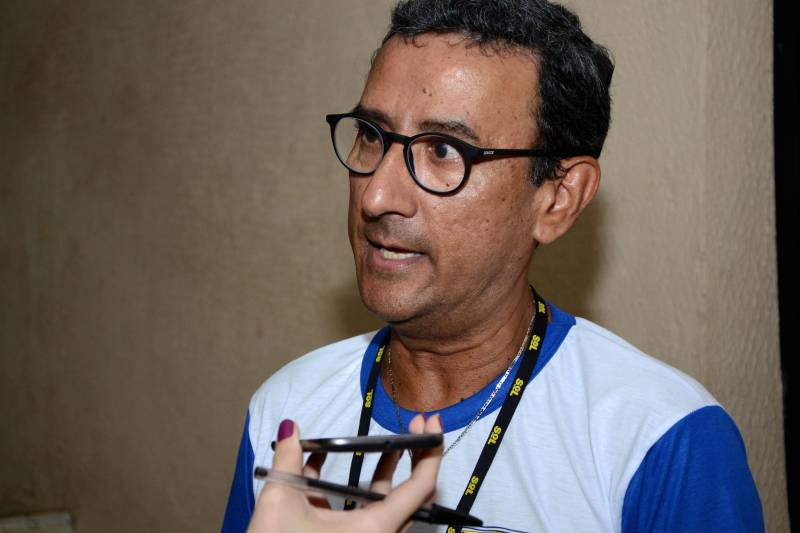 Com o propósito de elevar o índice de aprovação no ensino médio e no vestibular, os alunos da Escola Estadual Deodoro de Mendonça participaram do projeto “De olho no Enem”, uma ação do Projeto Jovens de Futuro (PJF). A primeira oficina, realizada nesta quarta-feira (18), contemplou o eixo de Ciências Humanas e suas Tecnologias. O projeto ocorre bimestralmente, até o final do ano, e vai atender 285 alunos do 3º ano do ensino médio e do técnico que estudam na escola. Idealizado pelos professores do ensino médio, o projeto realiza simulados que são somados às avaliações regulares. No primeiro momento, os alunos fazem o simulado referente à área de conhecimento seguindo o formato do Exame Nacional do Ensino Médio (Enem) e, no segundo momento, ocorre a correção comentada da prova no auditório da escola. Na foto, o professor Francisco Rodrigues.
FOTO: FERNANDO NOBRE / ASCOM SEDUC
DATA: 18.04.2018
BELÉM - PARÁ <div class='credito_fotos'>Foto: FERNANDO NOBRE/ASCOM SEDUC | <a href='/midias/2018/originais/e3cceb02-2185-4c52-9604-fd971ed6d148.jpg' download><i class='fa-solid fa-download'></i> Download</a></div>