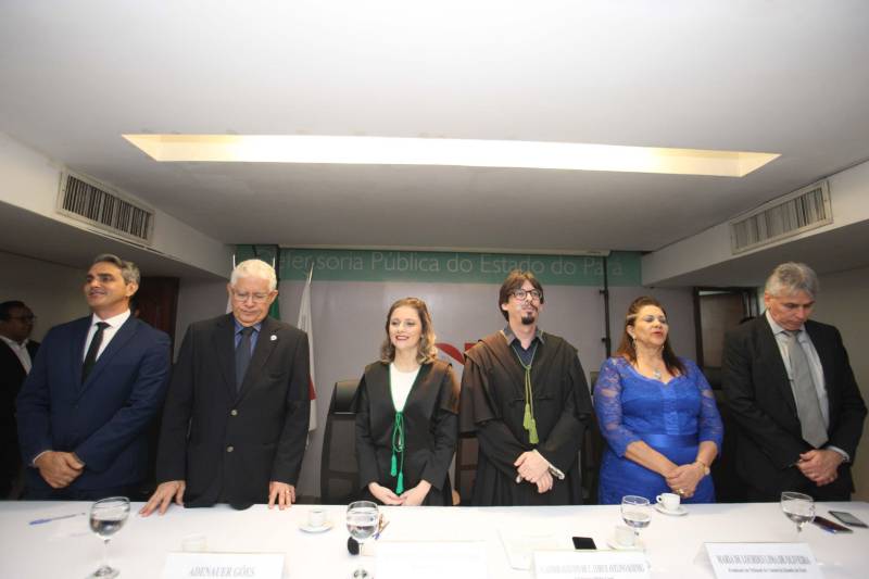 A Defensora Pública Geral, Jeniffer de Barros Rodrigues (foto), foi reconduzida pelo Conselho Superior da Defensoria Pública do Estado do Pará para mais um biênio frente à Defensoria Pública do Estado do Pará. A 52ª Sessão Extraordinária do Conselho Superior ocorreu nesta terça-feira, 26 de junho, e foi presidida pelo Subdefensor Público Geral do Estado do Pará, Vladimir Koenig. Jeniffer de Barros Rodrigues foi reconduzida pelo Governador do Estado, Simão Jatene, por meio do decreto de 27 de março de 2018. A Defensora Pública Geral do Estado do Pará foi a candidata mais votada na eleição para o cargo, ocorrida em 09 de março de 2018, com 162 votos. A Sessão Solene contou com a presença de familiares, autoridades de Estado, membros da Gestão, defensores públicos e servidores da Defensoria Pública do Estado.
FOTO: MARCELO LELIS / AG. PARÁ
DATA: 26.06.2018
BELÉM - PARÁ <div class='credito_fotos'>Foto: Marcelo Lelis / Ag. Pará | <a href='/midias/2018/originais/e3d3db46-9bcf-4669-a084-605b0271330b.jpg' download><i class='fa-solid fa-download'></i> Download</a></div>