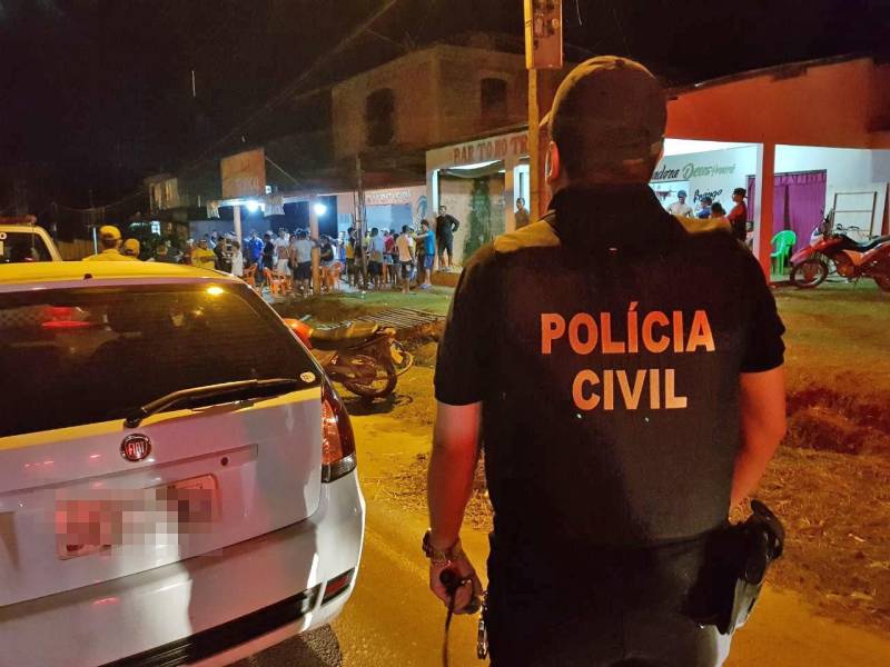 As Polícias Civil e Militar intensificaram as operações de prevenção e combate ao crime em Santa Izabel do Pará (foto), na Região Metropolitana de Belém (RMB). Durante as ações policiais realizadas nos últimos dias, seis pessoas foram presas em flagrante. Cinco delas envolvidas em tráfico de drogas. Outra pessoa foi presa após tentar cometer homicídio na região. Além dos presos, drogas foram apreendidas. As operações também foram responsáveis pela fiscalização de bares e festas dançantes na cidade. O balanço foi divulgado nesta sexta-feira, 11. De acordo com o delegado Augusto Damasceno, titular da Seccional de Santa Izabel do Pará, as operações contaram com parceria do Departamento Municipal de Trânsito para realização de abordagens e fiscalização de estabelecimentos na cidade. "Vários veículos foram fiscalizados. Onze bares foram fiscalizados. Três bares foram fechados por não estarem legalizados. Foi fechada uma festa dançante que ocorria na Vila de Americano, porque o estabelecimento não possuía condições de segurança. Duas adolescentes foram encontradas no local", detalha o delegado. O Conselho Tutelar de Santa Izabel do Pará foi acionado e o responsável pelo evento foi conduzido para a Seccional de Polícia.
FOTO: ASCOM / POLÍCIA CIVIL
DATA: 11.05.2018
SANTA IZABEL- PARÁ <div class='credito_fotos'>Foto: Ascom / Polícia Civil | <a href='/midias/2018/originais/e3d59ebd-db64-47f5-91f2-2b96c7743567.jpg' download><i class='fa-solid fa-download'></i> Download</a></div>
