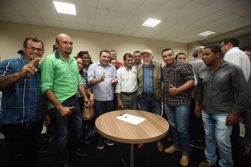 O Governador do Estado, Simão Jatene, também entregou para a região mais de 90 viaturas (foto) , 65 caminhonetes e 27 carros utilitários (pálios weekend), com destaque para duas da patrulha rural e uma para ronda escolar específica para Marabá. O Secretário de Estado de Segurança Pública, Luiz Fernandes, ressaltou que os veículos vão substituir a frota nas regiões sul e sudeste. “Surgiu uma demanda do policiamento rural, e já uma semana depois, por determinação do governador, já trouxemos as viaturas e já temos o policiamento disponível para fazer esse patrulhamento, que vai iniciar na região sudeste, mas se estenderá para a região sul e nordeste do estado. Hoje estamos substituindo toda a frota de veículos da região sul e sudeste, além disso o governador determinou onde tiver policiamento vai ter uma viatura, e já foi apresentado para a região os novos policiais que tomaram posse, nós não temos mais nenhum município sem delegado”, pontuou. Outras conquistas citada pelo Secretário da SEGUP foi o aumento do Núcleo de Apoio à Investigação e a criação de um conselho regional para acompanhar as ações de segurança pública. FOTO: SIDNEY OLIVEIRA / AG. PARÁ DATA: 06.04.2018 MARABÁ - PARÁ <div class='credito_fotos'>Foto: Sidney Oliveira/Ag. Pará | <a href='/midias/2018/originais/e3d62eb3-99b4-41c7-895c-c0b2b38dc7f4.jpg' download><i class='fa-solid fa-download'></i> Download</a></div>