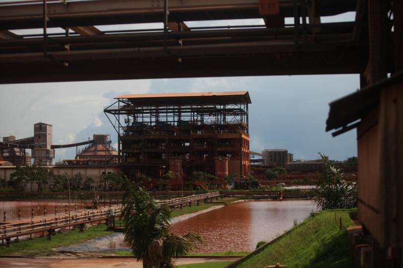 Por conta do não cumprimento do prazo de 48 horas dado pelo Governo do Estado para que a Hydro (foto) reduzisse os níveis das bacias de resíduos ao nível de pelo menos um metro, a Secretaria de Meio Ambiente e Sustentabilidade (Semas) notifica a empresa, na manhã desta terça-feira (27), com a determinação de que reduza a produção da refinaria em 50%. A Semas também triplicará a multa definida anteriormente, cumprindo a legislação ambiental em vigor, chegando a cerca de R$ 1 milhão por dia de descumprimento (300 mil Unidades de Padrão Fiscal). A empresa informou formalmente que reduziu os índices, mas não integralmente no total determinado de um metro. A determinação de redução emitida pela Semas reforça ainda que devem ser mantidos e ampliados os esforços para tratamento dos efluentes e de redução dos níveis das bacias. As equipes da Semas permanecem em campo 24 horas, trabalhando em conjunto com a Defesa Civil e outros órgãos, monitorando a situação.
FOTO: IGOR BRANDÃO / AG. PARÁ
DATA: 24.02.2018
BARCARENA - PARÁ <div class='credito_fotos'>Foto: IGOR BRANDÃO / AG. PARÁ | <a href='/midias/2018/originais/e3db2756-2de5-425b-abb4-981e96974f63.jpg' download><i class='fa-solid fa-download'></i> Download</a></div>