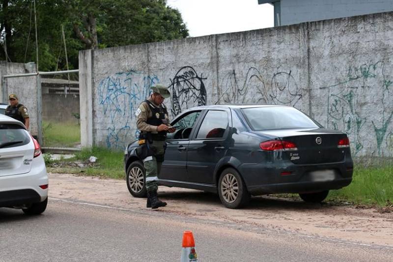 Agentes de educação para o trânsito e de fiscalização do Departamento de Trânsito do Estado (Detran) promoveram um trabalho preventivo e de fiscalização junto aos condutores de veículos, na manhã de sábado (31), no Distrito de Mosqueiro. A ação educativa, feita em parceria com a Polícia Rodoviária Estadual (PRE), na PA 391, alcançou cerca de 150 condutores, que foram orientados sobre o uso dos equipamentos de segurança, cuidados com pedestres e ciclistas e sobre a responsabilidade de cada um para garantir a segurança viária.
FOTO: ASCOM DETRAN
DATA: 31.03.2018
MOSQUEIRO - PARÁ <div class='credito_fotos'>Foto: ASCOM DETRAN | <a href='/midias/2018/originais/e3e80eca-ea75-447d-928a-29b8b830c2dc.jpg' download><i class='fa-solid fa-download'></i> Download</a></div>