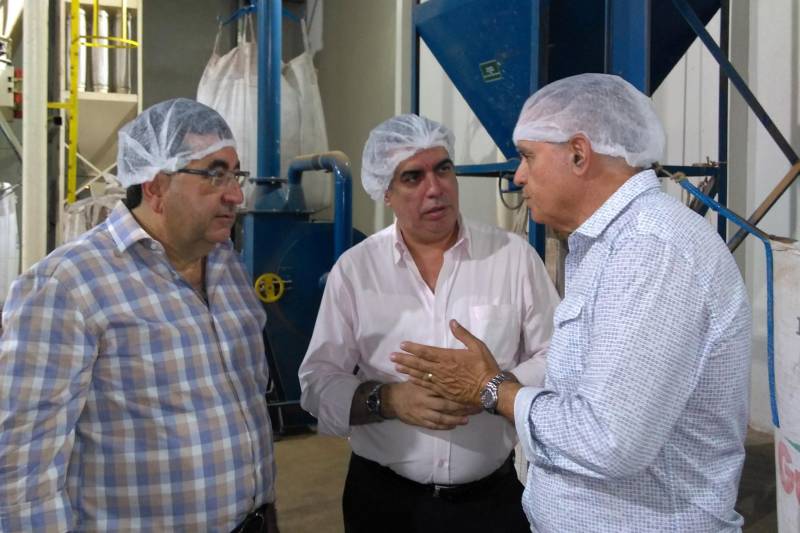 A indústria de processamento de derivados de cacau Ocra Cacau da Amazônia Ltda., instalada na estrada do Tapanã, em Belém, já iniciou a produção de nibs de cacau (grãos tostados e quebrados), etapa que será concluída até 15 de março. A fábrica, instalada numa área de 18 mil metros quadrados, com meta de produção plena até junho de 2019, foi visitada pelo secretário de Estado de Desenvolvimento Econômico, Adnan Demachki (e), junto com o presidente da Companhia de Desenvolvimento Econômico do Pará, Fábio Lúcio Costa (c), e de equipe técnica, na tarde de quarta-feira (21).
FOTO: ASCOM SEDAP
DATA: 21.02.2018
BELÉM - PARÁ <div class='credito_fotos'>Foto: Ascom Sedap | <a href='/midias/2018/originais/e3e8e95d-bf42-447c-a0c1-57d30c9b62c1.jpg' download><i class='fa-solid fa-download'></i> Download</a></div>
