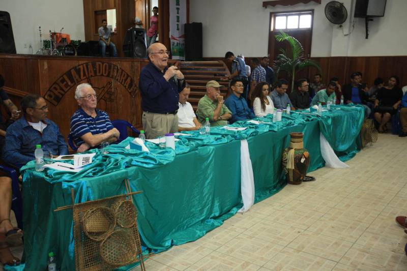 O produtor rural Nilson Corrêa da Silva, 23 anos, mora na comunidade Santo Ezequiel Moreno e produz alimentos em 700 hectares de terra na agrovila Acutipereira, no município de Portel, no arquipélago do Marajó. Mesmo morando e produzindo alimentos na comunidade, ele não possuía título de propriedade de terra. Para beneficiar produtores como Nilson, o governador Simão Jatene entregou, na manhã desta sexta-feira (23), títulos coletivos que beneficiaram mais de mil famílias. Os títulos também beneficiaram comunidades remanescentes de quilombos e povos tradicionais do município marajoara. O Pará foi o Estado que mais titulou áreas em prol dos remanescentes de quilombos no Brasil. Das 170 comunidades tituladas no país, 62 estão no Pará, sendo que destas 53 foram tituladas pelo Instituto de Terras do Pará (Iterpa).

FOTO: MÁCIO FERREIRA / AG. PARÁ
DATA: 23.03.2018
PORTEL - PARÁ <div class='credito_fotos'>Foto: MÁCIO FERREIRA/ AG. PARÁ   |   <a href='/midias/2018/originais/e3ebd25d-4351-4a75-acaa-6d7bf547a6e7.jpg' download><i class='fa-solid fa-download'></i> Download</a></div>
