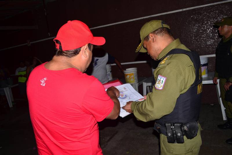 Para garantir a tranquilidade da população e estabelecer a ordem em locais de grande movimentação no distrito de Icoaraci, em Belém, foi deflagrada na noite deste domingo, 6, a Operação Hypnos, realizada pela Polícia Militar em parceria com outros órgãos de segurança pública e do sistema judiciário. Na foto, fiscalização de bares e festas averiguando a presença de menores e de veículos irregulares.
FOTO: ELIELSON MODESTO / ASCOM SEGUP
DATA: 06.05.2018
BELÉM - PARÁ <div class='credito_fotos'>Foto: Elielson Modesto / Ascom Segup | <a href='/midias/2018/originais/e3f362e8-fb15-4b12-9aa8-783a1b7bd8b3.jpg' download><i class='fa-solid fa-download'></i> Download</a></div>