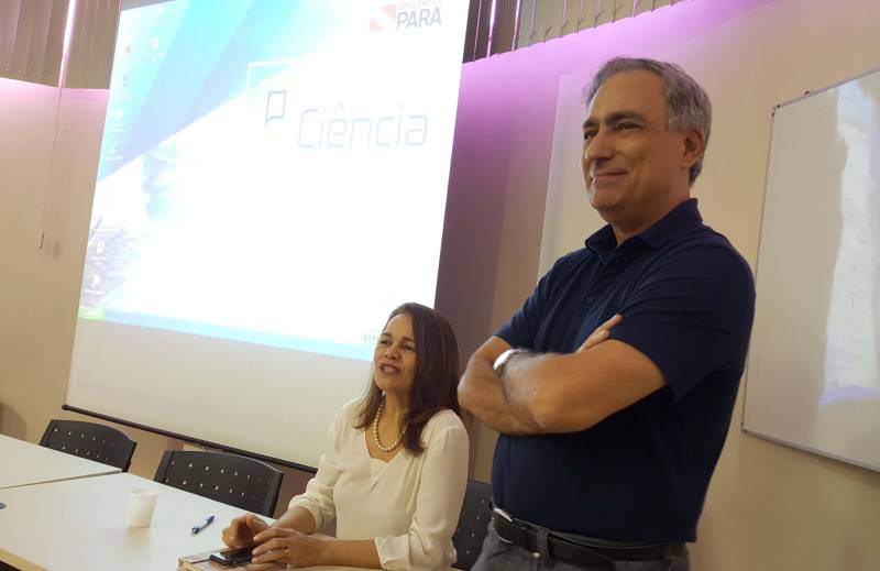 Valorizar a inovação como finalidade do desenvolvimento científico-tecnológico e elemento inspirador do empreendedorismo é o principal objetivo da “Sexta com Ciência”, na definição de Alex Fiúza de Mello (d), titular da Secretaria de Estado de Ciência, Tecnologia e Educação Profissional e Tecnológica (Sectet). Os debates são realizados pela Secretaria em uma sexta-feira, a cada mês, e reúnem servidores públicos, empresários, pesquisadores e especialistas em cada tema debatido. A edição do mês de abril ocorreu nesta sexta-feira (13) e destacou a “Inovação tecnológica na cadeia produtiva do cacau”. O palestrante convidado foi o pesquisador e professor Jesus Souza. Doutor em Ciência de Alimentos, ele é atuante na Faculdade de Engenharia de Alimentos (FEA) da Universidade Federal do Pará (UFPA) e no Centro de Valorização Agroalimentar de Compostos Bioativos da Amazônia (CVACBA), localizado no Parque de Ciência e Tecnologia (PCT) Guamá. Raul Guimarães, superintendente da Comissão Executiva do Plano da Lavoura Cacaueira (Ceplac) no Pará também participou da discussão, como debatedor.

FOTO: ASCOM / SECTET
DATA: 13.04.2018
BELÉM - PARÁ <div class='credito_fotos'>Foto: Ascom Sectet   |   <a href='/midias/2018/originais/e3f70ed3-e0f2-44c9-8bad-05b5639d52be.jpg' download><i class='fa-solid fa-download'></i> Download</a></div>