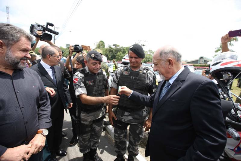 A cerimônia pelo Dia de Tiradentes, patrono das polícias militares do Brasil, este ano, no Pará, teve um toque especial. Na manhã desta quinta-feira, 20, no Comando Geral da Polícia Militar do Estado, foram oficializadas as promoções de 539 policiais e entregues 170 novos veículos para a corporação. O governador Simão Jatene participou da cerimônia. A frota vai ajudar no combate à criminalidade na região metropolitana de Belém e interior do estado. Dos 170 veículos entregues para reforçar o policiamento, 60 são motocicletas, 60 viaturas modelo Palio Weekend com cela e 50 Pick-ups, com cela, todos em regime de locação, que serão somados à frota. Serão investidos mensalmente 4 milhões de reais. As 539 promoções beneficiam policiais militares da capital e do interior do estado, sendo 462 praças e 77 oficiais. “Eu me sinto lisonjeada e quero chegar à capitã”, disse Rejane Santa Brígida Miranda, promovida de soldado a cabo. “Fico feliz também por termos um plano seguro, de carreira e me sinto prestigiada na carreira que escolhi”, completou Rejane.
FOTO: ANTÔNIO SILVA / AG APRÁ
DATA:20.04.2018
BELÉM - PARÁ <div class='credito_fotos'>Foto: ANTONIO SILVA / AG. PARÁ | <a href='/midias/2018/originais/e3f987e6-9d26-484d-aa3f-5188e165ac79.jpg' download><i class='fa-solid fa-download'></i> Download</a></div>