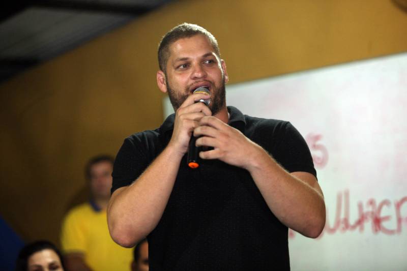 O município de São Francisco do Pará recebeu, neste sábado (30), uma ordem de serviço para o asfaltamento de 5 quilômetros de suas ruas, um investimento de quase R$ 2 milhões. A ação é uma realização do Governo do Estado, por meio da Secretaria de Estado de Desenvolvimento Urbano e Obras Públicas (Sedop), e tem a parceria da Assembleia Legislativa do Estado (Alepa) e da prefeitura do município beneficiado. O evento de entrega ocorreu de 18h às 20h, no Centro de Referência e Assistência Social (Cras) da cidade. A iniciativa faz parte de uma ação maior, já realizada em Viseu, Augusto Corrêa, Tracuateua, Bonito, Floresta do Araguaia, Curionópolis, São João da Ponta, Curuçá, Terra Alta, Sapucaia, Redenção, Capanema, Bragança, São Domingos do Capim e outros municípios. Nos 14 municípios citados, foram destinados mais de R$ 42 milhões para a pavimentação asfáltica em cerca de 95 quilômetros. Na foto, o prefeito de São Francisco do Pará, professor Marcos César.
FOTO: SIDNEY OLIVEIRA / AG. PARÁ
DATA: 30.06.2018
SÃO FRANCISCO - PARÁ <div class='credito_fotos'>Foto: Sidney Oliveira/Ag. Pará | <a href='/midias/2018/originais/e3fccc7f-9176-4e82-8a3d-8690b116bc34.jpg' download><i class='fa-solid fa-download'></i> Download</a></div>