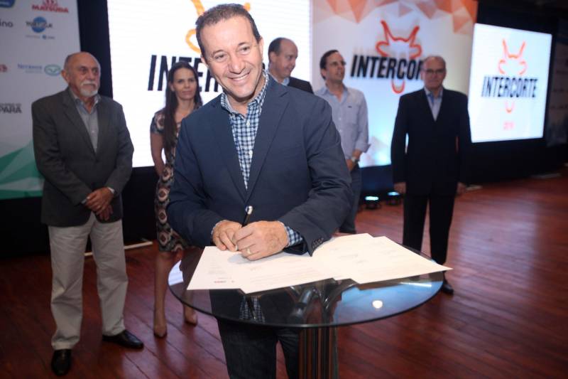 Já o presidente da Assembleia Legislativa do Estado, deputado Márcio Miranda (foto), assinou o documento que cria a Frente Parlamentar da Pecuária Sustentável no Pará. Entre os objetivos está o reconhecimento e valorização da pecuária sustentável como atividade essencial para o desenvolvimento socioeconômico e para a melhoria da qualidade de vida da população paraense.

FOTO: THIAGO GOMES / AG. PARÁ
DATA: 21.05.2018
MARABÁ - PARÁ <div class='credito_fotos'>Foto: Thiago Gomes /Ag. Pará   |   <a href='/midias/2018/originais/e401cda4-b9fd-4bb1-882c-70b1da5b8da5.jpg' download><i class='fa-solid fa-download'></i> Download</a></div>