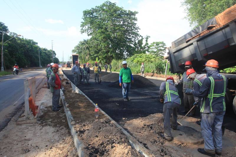 O mototaxista Anderson Silva, 40 anos, há 10 trabalha nas ruas do Bengui, Parque Verde e Tapanã. Ele comemora as obras que irão facilitar a vida de quem trafega pelas Ruas Yamada (foto) e do Tapanã. O Governo do Estado está trabalhando em várias frentes nas obras, só a Rua Yamada está sendo duplicada em uma extensão de 4,14 quilômetros
FOTO: SIDNEY OLIVEIRA / AG. PARÁ
DATA: 04.11.2018
BELÉM - PARÁ <div class='credito_fotos'>Foto: Sidney Oliveira/Ag. Pará | <a href='/midias/2018/originais/e416522a-3b80-445e-bdd1-1d8e65cde51b.jpg' download><i class='fa-solid fa-download'></i> Download</a></div>