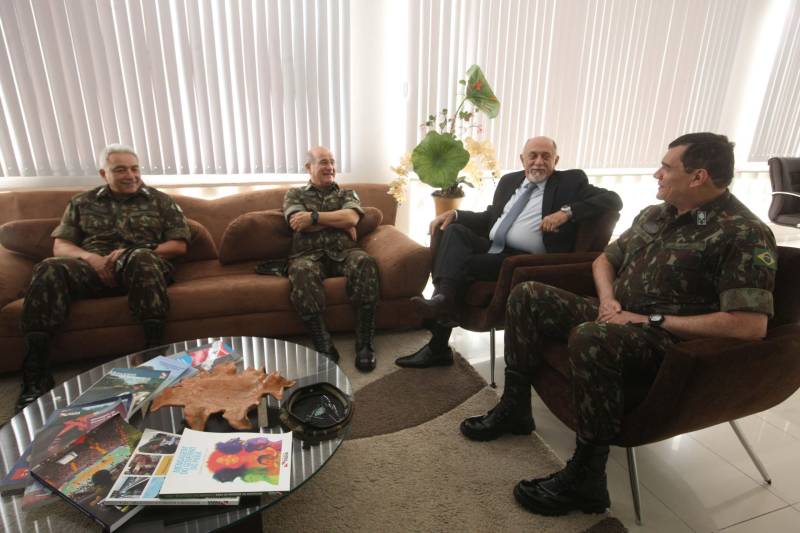 O governador Simão Jatene (3º da esq/dir) recebeu na manhã desta sexta-feira (20) o comandante Militar do Norte, general de Exército Carlos Alberto Neiva Barcellos (2º da esq/dir). Na oportunidade, o militar anunciou a troca de comando da instituição e apresentou o novo titular, o general de Exército Paulo Sérgio Nogueira de Oliveira (4º da esq/dir). O encontro ocorreu no Palácio do Governo, em Belém. O general de divisão Anisio David de Oliveira Júnior (1º da esq/dir), comandante da 8ª Região Militar, também participou da visita. O governador deu boas-vindas ao comandante que estará à frente da base no Estado, desejou sucesso no trabalho e destacou a atuação da instituição na Amazônia. O general Barcellos deixa o CMN para assumir nova responsabilidade como comandante logístico do Exército, em Brasília (DF).
FOTO: SIDNEY OLIVEIRA / AG. PARÁ
DATA: 20.04.2018
BELÉM - PARÁ <div class='credito_fotos'>Foto: Sidney Oliveira/Ag. Pará | <a href='/midias/2018/originais/e4174474-b3f9-4230-b71e-28eb3859f761.jpg' download><i class='fa-solid fa-download'></i> Download</a></div>
