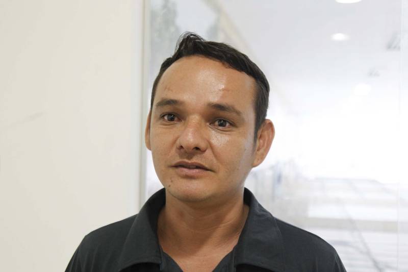 O Núcleo de Desenvolvimento Educacional da Fábrica Esperança foi inaugurado em Belém nesta segunda (21), em parceria com a Superintendência do Sistema Penitenciário do Estado (Susipe) e Secretaria de Estado de Educação (Seduc). O espaço será destinado exclusivamente a educação formal e a profissionalização de egressos do sistema penal. "Temos um convênio com a Superintendência do Sistema Penal desde 2009 e ele foi ampliado em 2016, quando foi incluída a Fabrica Esperança. Iniciamos aqui com um ensino personalizado, e agora com a criação do Núcleo vamos atender essas pessoas, tanto na educação formal, quanto na educação profissionalizante, de forma diferenciada aplicando uma metodologia específica para atender os egressos. Sabemos da importância do papel da educação na ressocialização dessas pessoas", explicou a coordenadora Estadual de Educação de Jovens e Adultos, Nuncia Azevedo. O Núcleo Educacional irá oferecer aos egressos educação regular conforme determina o Programa Nacional de Integração da Educação Profissional com a Educação Básica na Modalidade da Educação de Jovens e Adultos (PROEJA), além dos cursos de capacitação voltados para as área de: costura Industrial, panificação, serigrafia e auxiliar de serviços gerais, entre outros. Na foto, Wagner Rodrigues, 33.
FOTO: AKIRA ONUMA / ASCOM SUSIPE
DATA: 21.05.2018
BELÉM - PARÁ <div class='credito_fotos'>Foto: Akira Onuma / Ascom Susipe | <a href='/midias/2018/originais/e4180392-fc3e-43ce-9f7b-cec5ad858852.jpg' download><i class='fa-solid fa-download'></i> Download</a></div>