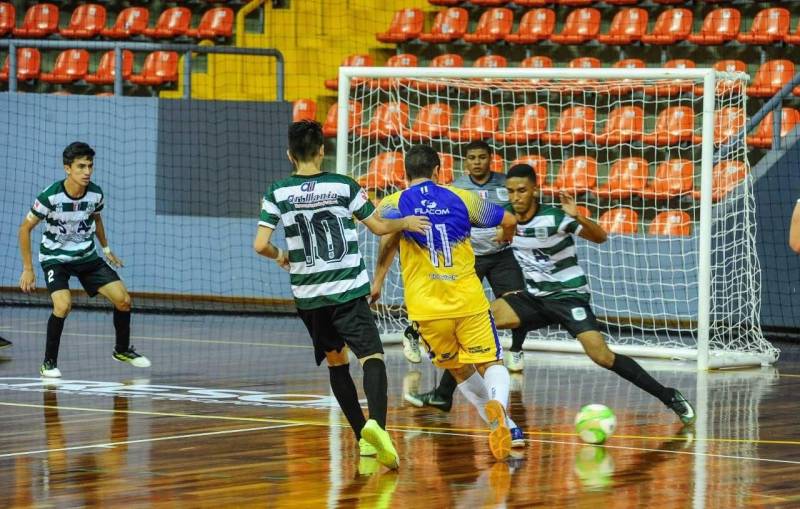 A OS Pará 2000 em parceria com a Federação de Futsal do Pará (Fefuspa) trouxe a quadra da Arena Mangueirinho, uma partida beneficente em favor das famílias que foram vítimas das fortes chuvas no município de Paragominas. A ação solidária movimentou as arquibancadas da Arena multiuso na tarde deste domingo (22). A equipe do Esmac de Ananindeua fez 8 a 1 sobre o time da UFRA, conquistando o título de campeã do torneio Bene Aguiar de Futebol de Salão, temporada 2018. Os torcedores que compareceram ao jogo beneficente colaboraram com 1kg de alimento não perecível.
FOTO: LEANDRO SANTANA / ASCOM PARÁ 2000
DATA: 22.04.2018
BELÉM - PARÁ <div class='credito_fotos'>Foto: LEANDRO SANTANA / ASCOM OS PARÁ 2000 | <a href='/midias/2018/originais/e423427d-f76f-4f1d-95c7-6cb899de9341.jpg' download><i class='fa-solid fa-download'></i> Download</a></div>