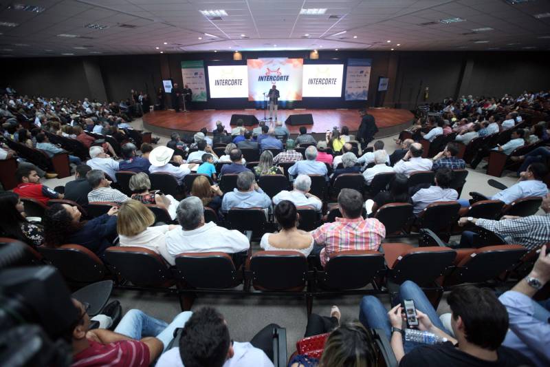 A pecuária é uma das principais cadeias produtivas do Pará, que se destaca no cenário nacional por possuir o quinto maior rebanho bovino, com mais de 20 milhões de cabeças. A importância do Estado na cadeia produtiva brasileira é destaque na InterCorte, evento que reúne iniciativas em prol do desenvolvimento do setor. A abertura, na noite desta segunda-feira, 21, no Carajás Centro de Convenções, em Marabá, sudeste paraense, contou com a presença do governador Simão Jatene (foto), parlamentares e autoridades locais.

FOTO: THIAGO GOMES / AG. PARÁ
DATA: 21.05.2018
MARABÁ - PARÁ <div class='credito_fotos'>Foto: Thiago Gomes /Ag. Pará   |   <a href='/midias/2018/originais/e42daf34-32b2-4956-8e1a-aac4925f2a44.jpg' download><i class='fa-solid fa-download'></i> Download</a></div>