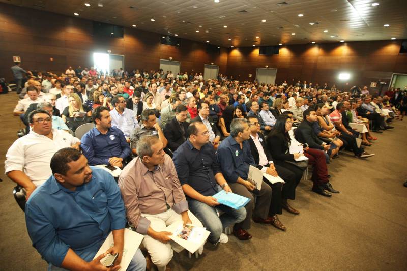 Cento e quarenta e um gestores municipais que aderiram ao Programa Municípios Sustentáveis participam da terceira reunião do Fórum Permanente de Prefeitas e Prefeitos dos Municípios Sustentáveis. O evento começou na manhã desta quarta-feira (7), no auditório do Hangar Convenções e Feiras da Amazônia. A programação segue até esta quinta-feira (8). Com o tema “Gestão Compartilhada”, o evento traz as experiências e os desdobramentos das agendas governamentais que foram planejadas em parceria com as gestões municipais. Durante o encontro também está sendo apresentado o balanço das ações e resultados do Programa Municípios Sustentáveis (PMS), da Secretaria Extraordinária de Municípios Sustentáveis (Semsu), que propõe a sustentabilidade dos municípios em âmbito global, a gestão e ajuste fiscal, até as grandes obras de infraestrutura. Os projetos respeitam a realidade e peculiaridades de cada território, com ações ancoradas nos planos governamentais Pará 2030, Pará Ambiental e Pará Social.

FOTO: SIDNEY OLIVEIRA / AG PARÁ
DATA: 07.02.2018
BELÉM - PARÁ <div class='credito_fotos'>Foto: Sidney Oliveira/Ag. Pará   |   <a href='/midias/2018/originais/e4307e51-076a-4e44-a33a-d41ae4b587bf.jpg' download><i class='fa-solid fa-download'></i> Download</a></div>