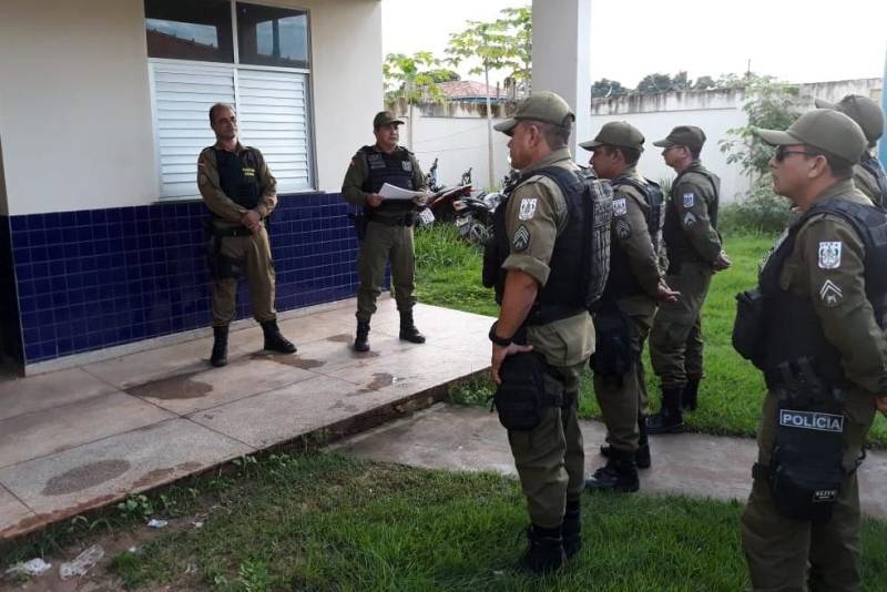 A Polícia Militar, em parceria com a Polícia Civil e o Centro de Perícias Científicas Renato Chaves, deflagrou na última quarta-feira (27) a "Operação Fronteira", para fiscalizar e combater o tráfico de drogas, o porte ilegal de armas e o roubo de veículos nos municípios de Óbidos, Oriximiná e Almeirim, no oeste paraense.
FOTO: ASCOM PMPA
DATA: 27.06.2018
<div class='credito_fotos'>Foto: Ascom PMPA | <a href='/midias/2018/originais/e43f857b-18af-4b0f-a3d9-901ac9108272.jpg' download><i class='fa-solid fa-download'></i> Download</a></div>