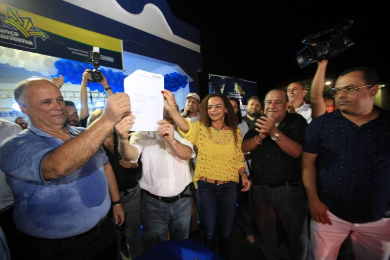 O Governo do Pará garante mais investimentos em segurança, infraestrutura e regularização fundiária ao município de Capanema, no nordeste paraense. Na noite desta segunda-feira (4) foram entregues novas viaturas para a Polícia Militar e assinados convênios e ordens de serviço para novas obras na cidade. Na oportunidade também foi assinada a ordem de serviço (foto) para pavimentação asfáltica de 8 quilômetros de vias, dentro do programa Asfalto na Cidade, totalizando mais de R$ 3 milhões, além do convênio para a reforma do Complexo Rodoviário e construção do shopping popular com 73 pontos de venda.

FOTO: MÁCIO FERREIRA / AG. PARÁ
DATA: 04.06.2018
CAPANEMA - PARÁ <div class='credito_fotos'>Foto: MÁCIO FERREIRA/ AG. PARÁ   |   <a href='/midias/2018/originais/e445e916-e5f9-46d5-adfa-d30e22cc9740.jpg' download><i class='fa-solid fa-download'></i> Download</a></div>