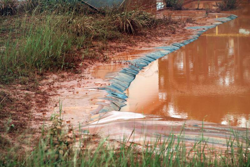 A Secretaria de Estado de Meio Ambiente e Sustentabilidade (Semas) notificou oficialmente a Hydro, na tarde desta terça-feira (27), por conta do não cumprimento do prazo de 48 horas dado na sexta-feira (23) pelo governo para que a empresa reduzisse os níveis das bacias de resíduos ao nível de, pelo menos, um metro, conforme determina a legislação ambiental. A notificação foi entregue por técnicos da Semas na sede da refinaria, em Barcarena, a 112 quilômetros de Belém. A determinação é que a produção seja reduzida pela metade.
FOTO: THIAGO GOMES / AG PARÁ
DATA: 27.02.2018
BARCARENA - PARÁ <div class='credito_fotos'>Foto: Thiago Gomes /Ag. Pará | <a href='/midias/2018/originais/e44cf0f1-c7e2-4b22-b08b-6b62c0f48632.jpg' download><i class='fa-solid fa-download'></i> Download</a></div>