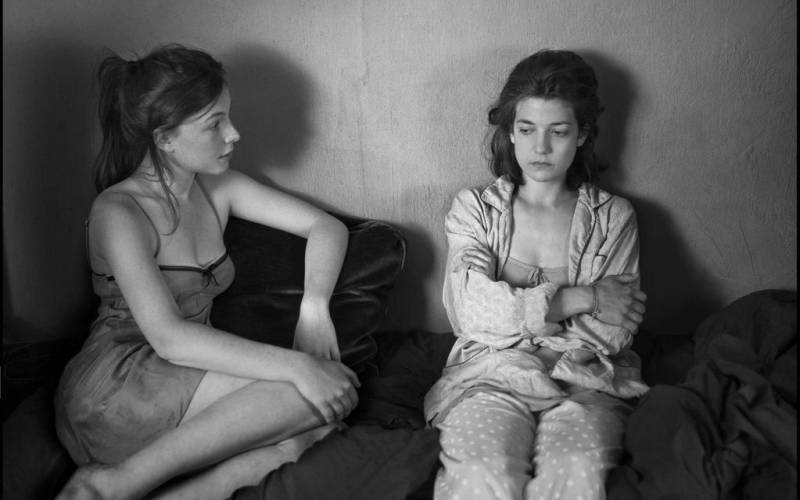 “Amante Por Um Dia”, de Philippe Garrel, entra para as sessões regulares do Cine Líbero Luxardo nesta quinta-feira (31), às 20 h, no prédio da Fundação Cultural do Pará (FCP). O diretor francês apresenta dois conflitos de relacionamento de um homem, um com a filha e outro com a namorada, ambas da mesma idade. A fuga das convenções amorosas do cinema é o que compõe a obra, lançada em 2017 e selecionada para o Festival de Cannes (França). O longa-metragem conta a história de Jeanne (Interpretada por Esther Garrel, filha do diretor), uma jovem que, depois de se separar, procura abrigo na casa do pai, Gilles (Éric Caravaca), mas descobre que ele está se relacionando com uma bela mulher - Ariane (Louise Chevillotte) -, que tem a mesma idade dela.
FOTO: DIVULGAÇÃO
DATA: 30.05.2018
BELÉM - PARÁ <div class='credito_fotos'>Foto: Divulgação | <a href='/midias/2018/originais/e44d52df-27a9-4ed6-942c-a04e781e7237.jpg' download><i class='fa-solid fa-download'></i> Download</a></div>
