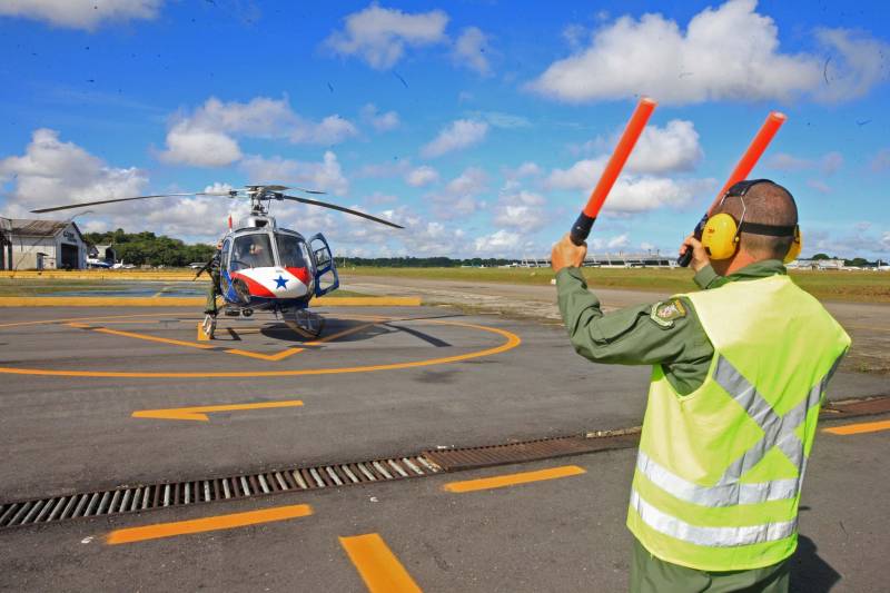 “Devo a vida do meu filho à atuação do Graesp (Grupamento Aéreo de Segurança Pública, na foto). Se não fosse pelo empenho deles no resgate, o João não teria resistido”. O depoimento emocionado é do sargento da Polícia Militar do Pará, Marcelo Serrano. Em abril do ano passado, o filho dele, João Marcel, então com 3 anos, perfurou o pulmão depois de cair de uma ponte. O acidente foi no município de São Sebastião da Boa Vista, no Marajó. Na ocasião, o Graesp foi acionado e iniciou o resgate da criança em direção a Belém. Em uma corrida contra o tempo, 40 minutos depois o menino começava a ser atendido em um hospital na capital. Se o transporte tivesse sido de barco, como normalmente ocorre na região, levaria oito horas e, pela gravidade da situação, o pequeno Marcel não teria resistido.

FOTO: RODOLFO OLIVEIRA / AG. PARÁ
DATA: 21.05.2018
BELÉM - PARÁ <div class='credito_fotos'>Foto: Rodolfo Oliveira/Ag. Pará   |   <a href='/midias/2018/originais/e44ecf6e-e0ed-43a4-afeb-d4201c33bdba.jpg' download><i class='fa-solid fa-download'></i> Download</a></div>