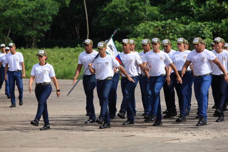 Cerca de 2.400 policiais militares que estão em processo de formação por meio dos Cursos de Formação de Praças (CFP), de Oficiais (CFO), de Habilitação de Oficiais (CHO) e de Adaptação de Oficiais (CHO). Os alunos do Curso de Formação de Praças da PMPA ingressarão no serviço externo ao final do 2º módulo da formação, previsto para abril.
FOTO: MÁCIO FERREIRA / AG. PARÁ
DATA: 15.02.2018
BELÉM - PARÁ <div class='credito_fotos'>Foto: MÁCIO FERREIRA/ AG. PARÁ | <a href='/midias/2018/originais/e4634043-8c64-481a-a41d-b0938c07f347.jpg' download><i class='fa-solid fa-download'></i> Download</a></div>