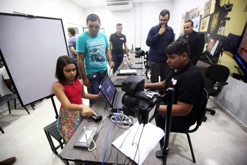 “Fiz questão de trazer minha filha para seu primeiro exercício de cidadania que é ter uma carteira de identidade, ainda mais em um local como este, que permite resolvermos várias pendências com mais conforto e praticidade”, comemorou o senhor Genival de Oliveira, 40 anos, pai da pequena Gabrielle, 8 anos. A família de seu Genival é uma das milhares que serão beneficiadas no município de Parauapebas, no sudeste paraense, com orientações e serviços de diversos órgãos estaduais em um único local: a Estação Cidadania. O espaço, localizado no Shopping Karajás, foi entregue oficialmente à população na manhã deste sábado (19). A cerimônia contou com a presença de secretários de Estado, parlamentares, entre outras autoridades locais. Esta é a segunda Estação Cidadania da região. A primeira é a de Marabá.
FOTO: THIAGO GOMES / AG. PARÁ
DATA: 19.05.2018
PARAUAPEBAS - PARÁ <div class='credito_fotos'>Foto: Thiago Gomes /Ag. Pará | <a href='/midias/2018/originais/e464bf38-e682-4b58-9796-7487ff613a28.jpg' download><i class='fa-solid fa-download'></i> Download</a></div>