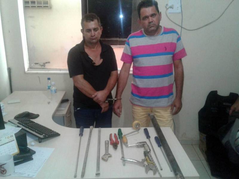 A Polícia Civil prendeu em flagrante dois homens (foto) no momento em que eles e outros dois comparsas tentavam arrombar a agência do Banco do Brasil, no município de Parauapebas, sudeste paraense, na sexta-feira (15). Com os presos estava o material usado no crime, que foi apreendido. A ação policial foi realizada por policiais civis da Delegacia de Repressão a Roubo a Bancos e Antissequestro (DRRBA) vinculada à Divisão de Repressão ao Crime Organizado (DRCO); da Seccional de Parauapebas; do Núcleo de Apoio à Investigação (NAI) de Marabá e da Superintendência da Polícia Civil na Região do Carajás. Com as prisões, os policiais civis impediram o furto da agência bancária.
FOTO: ASCOM / POLÍCIA CIVIL
DATA: 16.06.2018
PARAUAPEBAS - PARÁ <div class='credito_fotos'>Foto: Ascom / Polícia Civil | <a href='/midias/2018/originais/e465b12d-ccac-4048-9353-6873d2f5362b.jpg' download><i class='fa-solid fa-download'></i> Download</a></div>