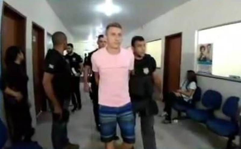 As Polícias Civil e Militar deflagraram, nesta quinta-feira (05), a operação policial denominada "Caeté em Chamas" (foto), na cidade de Bragança, nordeste do Estado, para cumprimento de mandados de prisão e de busca e apreensão relacionados a uma associação criminosa ligada aos crimes de tráfico de drogas, roubos e homicídios. Ao todo, 22 pessoas foram presas durante a operação. Dentre eles, três foram em flagrante por tráfico de drogas e outros sete são presidiários que receberam as ordens de prisão dentro de casas penais na Região Metropolitana de Belém e interior do Estado. Iniciada nas primeiras horas do dia, a operação policial contou com mais de 200 policiais, entre policiais civis vinculados às Diretorias de Polícia Especializada (DPE), de Polícia do Interior (DPI) e de Polícia Metropolitana (DPM), e policiais militares da Rotam no apoio para cumprimento dos mandados judiciais.
FOTO: ASCOM / POLÍCIA CIVIL
DATA: 05.04.2018
BRAGANÇA - PARÁ <div class='credito_fotos'>Foto: Polícia Civil | <a href='/midias/2018/originais/e46b11b4-6516-4021-8213-409475446dfa.jpg' download><i class='fa-solid fa-download'></i> Download</a></div>