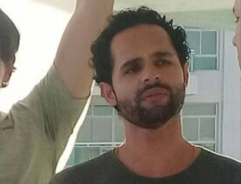 A Polícia Civil do Pará prendeu em flagrante, na noite desta quarta-feira, 13, o mineiro Ângelo Vítor Moreira da Costa (foto), 33 anos, acusado de aplicar golpes em dezenas de pessoas em estados como Rio Grande do Sul, Rondônia, Bahia, São Paulo, Fortaleza, Amazonas e Pará. A prisão foi realizada, em Belém, durante ação conjunta de policiais civis da Divisão de Prevenção e Repressão a Crimes Tecnológicos (DPRCT) e do Laboratório de Inteligência Cibernética da Polícia Civil do Pará, após troca de informações com a Polícia Civil de Rondônia. As investigações mostram que ele estava em Belém provavelmente desde janeiro de 2017. Ele agia por meio do site de compras e vendas OLX. Nesse site, ele oferecia produtos em geral e fazia com que as pessoas interessadas efetuassem o depósito bancário, porém as vítimas não recebiam os objetos. Uma pessoa chegou a registrar boletim de ocorrência na DRPCT denunciando o crime. Para aplicar o golpe, Ângelo Vítor Moreira se identificava pelo nome de Carlos Alexandre Schlavin, um morador do Estado de Rondônia.

FOTO: ASCOM / POLÍCIA CIVIL
DATA: 14.06.2018
BELÉM - PARÁ <div class='credito_fotos'>Foto: Ascom / Polícia Civil   |   <a href='/midias/2018/originais/e47816b6-a9a7-4b97-bcf7-51ea7ff26f52.jpg' download><i class='fa-solid fa-download'></i> Download</a></div>
