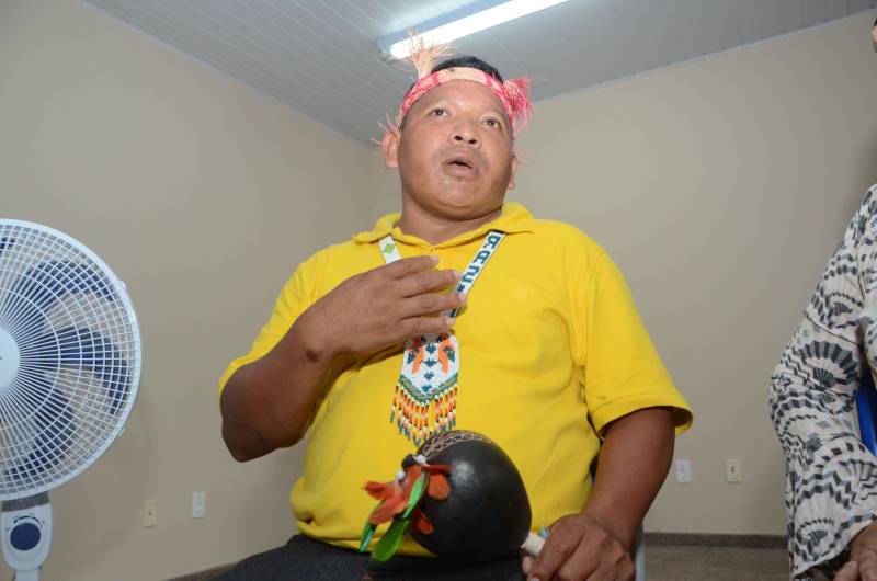 A Secretaria de Estado de Educação (Seduc), em parceria com a Secretaria Municipal de Educação de Belém (Semec), inaugurou nesta quarta-feira (19) um espaço dentro da Escola Estadual de Ensino Fundamental e Médio Marechal Cordeiro de Farias, na capital paraense, para escolarização de refugiados indígenas da etnia Warao, da Venezuela. Desde o início de 2018, as autoridades estaduais e municipais vêm desenvolvendo projetos para viabilizar o atendimento aos indígenas refugiados, incluindo ações na área de educação. Daí a criação de um espaço para atender todas as famílias Warao. A Semec será responsável pela educação infantil, que atenderá cerca de 80 crianças. A Seduc vai atender a Educação de Jovens e Adultos (EJA). Hoje, já estão matriculados 150 indígenas. Na foto, o indígena Fredy Cardona.

FOTO: FERNANDO NOBRE / ASCOM SEDUC
DATA: 19.12.2018
BELÉM - PARÁ <div class='credito_fotos'>Foto: FERNANDO NOBRE/ASCOM SEDUC   |   <a href='/midias/2018/originais/e4799569-b893-48be-8a15-480ed2d0cb4f.jpg' download><i class='fa-solid fa-download'></i> Download</a></div>