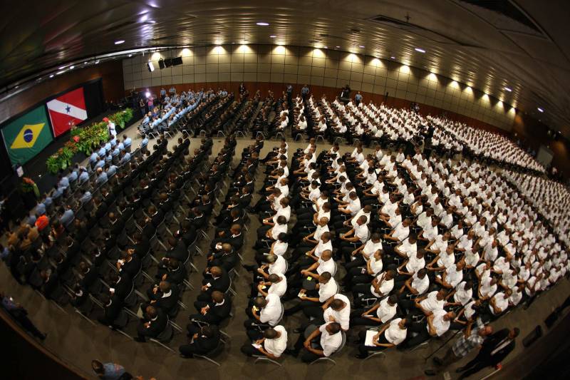 Mais de dois mil candidatos aprovados (foto) no último concurso público da Polícia Militar realizado em 2016 iniciaram, na manhã desta segunda-feira (16), o curso de formação de oficiais e praças da instituição. A aula inaugural foi ministrada pelo governador Simão Jatene, no Hangar - Centro de Convenções e Feiras da Amazônia, e foi transmitida em tempo real para os novos policiais dos polos participantes no interior do Estado. O governador Simão Jatene deu boas vindas a todos e destacou que ao ingressarem na corporação, fazem mais do que uma opção de profissão, fazem uma escolha de vida. "Em um país como o Brasil, com uma sociedade profundamente desigual que vive um momento de crise econômica, ética e moral, o serviço público é sempre um grande desafio. E eles têm o compromisso mais desafiador de qualquer ser vivo, que é a busca pela sobrevivência. Ao fazerem essa opção, estão dizendo que são capazes de vencer, de colocar a sua própria vida a serviço do outro. Vejo em todos a grandeza dessa escolha", ressaltou.
FOTO: ANTÔNIO SILVA / AG. PARÁ
DATA: 16.10.2017
BELÉM - PARÁ <div class='credito_fotos'>Foto: ANTONIO SILVA / AG. PARÁ | <a href='/midias/2018/originais/e47ce1b8-6f68-4b43-95a2-6a368c3f10f6.jpg' download><i class='fa-solid fa-download'></i> Download</a></div>