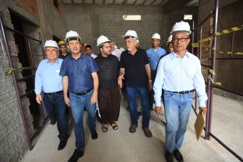 "Hoje é uma nova história, um novo tempo", assim observou o diretor-presidente do Hospital Santa Casa de Misericórdia do município de Óbidos, na região do Baixo Amazonas, a respeito do termo de fomento assinado entre o Governo do Estado, por meio da Secretaria de Saúde Pública (Sespa), e a Associação de Caridade da Santa Casa que garantirá a conclusão da reforma e ampliação da unidade de saúde, orçada em R$ 3,6 milhões. A Santa Casa de Óbidos, unidade quase centenária, fundada em 07/07/1922, é uma das referências em saúde na região formada por municípios da margem esquerda do rio Amazonas. Gerida desde 2014 por uma congregação franciscana, a Santa Casa faz parte do processo de regionalização e descentralização da saúde, que vem sendo promovida pela atual gestão em todas as regiões de integração. Na foto, o Governador Simão Jatene e sua comitiva em visita ao Hospital Santa Casa de Misericórdia do município de Óbidos.
FOTO: RODOLFO OLIVEIRA / AG. PARÁ
DATA: 09.03.2018
ÓBIDOS - PARÁ
<div class='credito_fotos'>Foto: Rodolfo Oliveira/Ag. Pará | <a href='/midias/2018/originais/e48008d7-e6ff-427d-b1d8-075781516d85.jpg' download><i class='fa-solid fa-download'></i> Download</a></div>