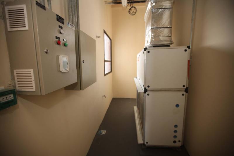 As obras estruturais no Hospital Abelardo Santos, no distrito de Icoaraci, na Grande Belém, já estão quase 100% concluídas. A unidade de saúde será a maior do Pará, com 10 andares, 269 leitos e portas abertas para atender cerca de 2 milhões de pessoas somente na região metropolitana, além de ser mais uma opção para desafogar o atendimento dos municípios da região das ilhas e nordeste do estado. Até o início de dezembro, o hospital, antes com capacidade para 50 leitos em somente um pavimento, será inaugurado. A unidade de saúde está 95% pronta, faltando apenas a instalação dos equipamentos médico-assistenciais e as obras de acabamento do andar térreo.
FOTO: MÁCIO FERREIRA / AG. PARÁ
DATA: 31.10.2018
ICOARACI - PARÁ <div class='credito_fotos'>Foto: MÁCIO FERREIRA/ AG. PARÁ | <a href='/midias/2018/originais/e4871957-3948-4ce1-ae97-00919c2f0864.jpg' download><i class='fa-solid fa-download'></i> Download</a></div>