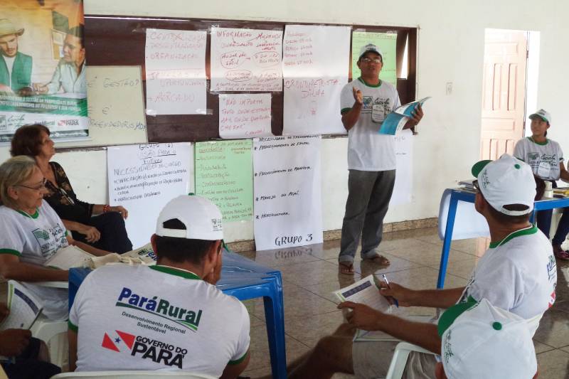 O Curso de Gestão e Empreendedorismo realizado com os produtores do Projeto Comunitário de Produção de Hortaliças e Criação de Aves, e sistemas agroflorestais (SAF's) da Agência Flora e Mar da Amazônia – Aflomazom, localizado no município de Magalhães Barata, no nordeste paraense, encerrou na quarta-feira (16). O curso (foto) teve duração de 24 horas, divididas em três dias, ministrado pela instrutora do Serviço Nacional de Aprendizagem Rural (Senar), Elisa Félix. Na ocasião, cerca de 20 agricultores tiveram a oportunidade de ampliar seus conhecimentos sobre como melhorar a gestão das suas propriedades rurais. Pará Rural ofertou o Curso de Gestão e Empreendedorismo ao Projeto Aflomazom atendendo às solicitações dos associados, que têm interesse em ampliar a produção e começar a fornecer para merenda escolar da região.
FOTO: ASCOM / PARÁ RURAL
DATA: 17.05.2018
MAGALHÃES BARATA - PARÁ <div class='credito_fotos'>Foto: ASCOM PARÁ RURAL | <a href='/midias/2018/originais/e488a4aa-2621-470b-9d48-59cc1e03139a.jpg' download><i class='fa-solid fa-download'></i> Download</a></div>