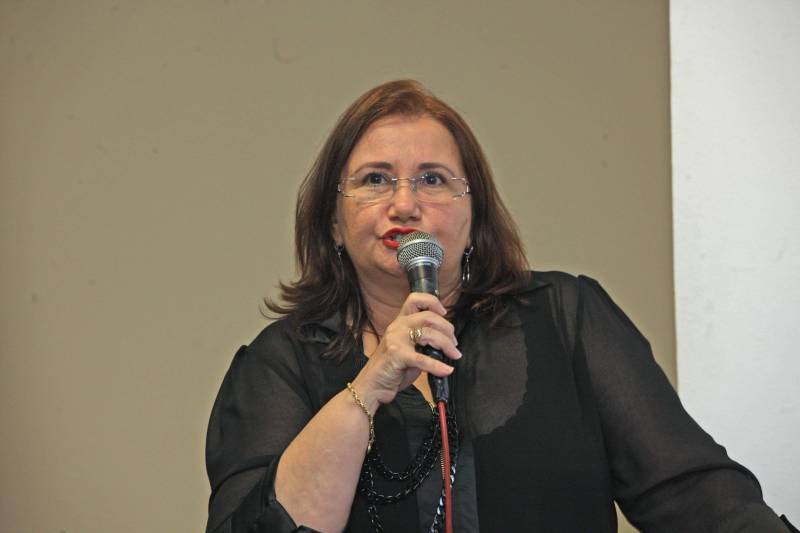 A Secretaria de Estado da Fazenda (Sefa) lançou nesta quarta-feira (09) o serviço de parcelamento de impostos estaduais pela internet. O evento, destinado a empresários e contadores, foi realizado no auditório da Escola de Governança Pública (EGPA), em Belém. Podem ser parcelados pela internet o Imposto sobre Operações Relativas à Circulação de Mercadorias e sobre Prestações de Serviços de Transporte Interestadual e Intermunicipal e de Comunicação (ICMS); Imposto sobre a Propriedade de Veículos Automotores (IPVA); Imposto sobre a Transmissão Causa Mortis e Doação de quaisquer bens ou direitos (ITCD); Taxa de Controle, Acompanhamento e Fiscalização das Atividades de Exploração e Aproveitamento de Recursos Hídricos (TFRH); Taxa de Controle, Acompanhamento e Fiscalização das Atividades de Pesquisa, Lavra, Exploração e Aproveitamento de Recursos Minerais (TFRM); Taxa de Serviços de Arrecadação por Documento de Arrecadação Estadual (DAE) e Dívida Ativa Não Tributária (Dant). Os débitos podem ser pagos em até 60 parcelas, desde que o valor da cada parcela não seja menor que 50 Unidades Padrão Fiscal do Pará (UPF-PA), que hoje é de R$ 3,3271. Na foto, Aida Peixoto Silva, coordenadora da Dívida Ativa da Sefa.
FOTO: MÁCIO FERREIRA / AG. PARÁ
DATA: 09.05.2018
BELÉM - PARÁ <div class='credito_fotos'>Foto: MÁCIO FERREIRA/ AG. PARÁ | <a href='/midias/2018/originais/e48e7512-4868-43ac-b24b-99f668a8617b.jpg' download><i class='fa-solid fa-download'></i> Download</a></div>