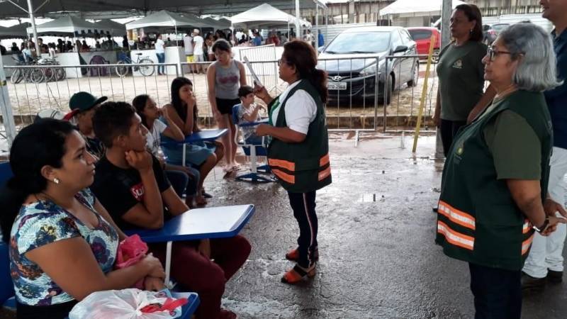 A Coordenadoria de Educação do Detran participa da IV Feira do Livro do município de Marituba (foto), na Região Metropolitana de Belém. O convite partiu da Diretoria Municipal de Trânsito (Diretran) em função da parceria mantida com a autarquia estadual em ações anteriores. Uma média de 200 estudantes foram abordados pela equipe composta por quatro servidores do departamento. A coordenadora do grupo,Leila Santos, explica que o foco do trabalho do Detran são os estudantes do município que estão marcando presença nos estandes de venda do Livro. “ Eles são muito receptivos. Escutam atentamente nossas orientações.  Fazem perguntas. Os adolescentes questionam com frequência sobre idade mínima para a retirada da habilitação. Explicamos que no Brasil, somente com 18 anos é permitido ao adolescente tirar a CNH”. 

FOTO: ASCOM / DETRAN
DATA: 08.12.2018
MARITUBA - PARÁ
 <div class='credito_fotos'>Foto: ASCOM DETRAN   |   <a href='/midias/2018/originais/e48ee9a4-8959-468f-b4b4-226edcff9da0.jpg' download><i class='fa-solid fa-download'></i> Download</a></div>