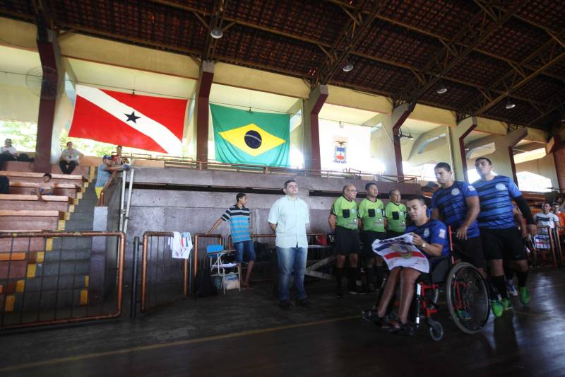 Mais de 300 policiais militares, de diversas localidades do Pará, participam neste sábado (3) e no domingo (4) da II Copa de Futsal da Casa Militar da Governadoria, em comemoração aos 101 anos de criação do órgão. Quarenta equipes participam do torneio, sendo 32 masculinas, quatro femininas, duas sub-16 e duas sub-13, as duas últimas formadas por alunos da escolinha de futsal da PM, que ensina a filhos de militares técnicas e regras da prática esportiva. O subchefe da Casa Militar, coronel Luiz Mendonça (foto), também destacou a importância do evento.
FOTO: RODOLFO OLIVEIRA / AG. PARÁ
DATA: 03.03.2018
BELÉM - PARÁ <div class='credito_fotos'>Foto: Rodolfo Oliveira/Ag. Pará | <a href='/midias/2018/originais/e4912cc4-0343-4793-ad14-7adc8e842bad.jpg' download><i class='fa-solid fa-download'></i> Download</a></div>