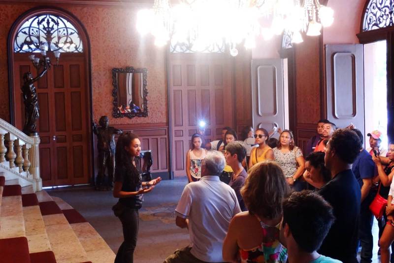A Amazônia Jazz Band apresenta, na próxima quinta-feira (15), às 20h, o concerto “Celebrando Theatro da Paz e Waldemar Henrique”, com a regência do maestro Nelson Neves e a cantora Simone Almeida, como convidada especial, para comemorar o aniversário de 140 anos do teatro e 113 anos do maestro paraense – que nasceu na mesma data de fundação da casa. A entrada é gratuita. O evento é uma realização do Governo do Estado do Pará, por meio da Secretaria de Estado de Cultura (Secult) e Academia Paraense de Música (APM). Os ingressos podem ser retirados a partir das 9h da próxima quarta-feira (14), na bilheteria do teatro e no site www.ticketfacil.com.br (limitada a dois ingressos por pessoa, com taxa de conveniência de R$ 2 cada).
FOTO: DIVULGAÇAO
DATA: 08.02.2018
BELÉM - PARÁ <div class='credito_fotos'>Foto: Divulgação | <a href='/midias/2018/originais/e49179a3-20bb-4e0b-9700-a0149d394e13.jpg' download><i class='fa-solid fa-download'></i> Download</a></div>