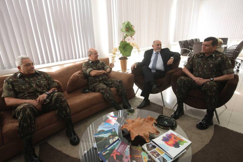 O governador Simão Jatene (3º da esq/dir) recebeu na manhã desta sexta-feira (20) o comandante Militar do Norte, general de Exército Carlos Alberto Neiva Barcellos (2º da esq/dir). Na oportunidade, o militar anunciou a troca de comando da instituição e apresentou o novo titular, o general de Exército Paulo Sérgio Nogueira de Oliveira (4º da esq/dir). O encontro ocorreu no Palácio do Governo, em Belém. O general de divisão Anisio David de Oliveira Júnior (1º da esq/dir), comandante da 8ª Região Militar, também participou da visita. O governador deu boas-vindas ao comandante que estará à frente da base no Estado, desejou sucesso no trabalho e destacou a atuação da instituição na Amazônia. O general Barcellos deixa o CMN para assumir nova responsabilidade como comandante logístico do Exército, em Brasília (DF).
FOTO: SIDNEY OLIVEIRA / AG. PARÁ
DATA: 20.04.2018
BELÉM - PARÁ <div class='credito_fotos'>Foto: Sidney Oliveira/Ag. Pará | <a href='/midias/2018/originais/e4af4c1c-78ac-4b48-b5f4-cc3baf2832ba.jpg' download><i class='fa-solid fa-download'></i> Download</a></div>