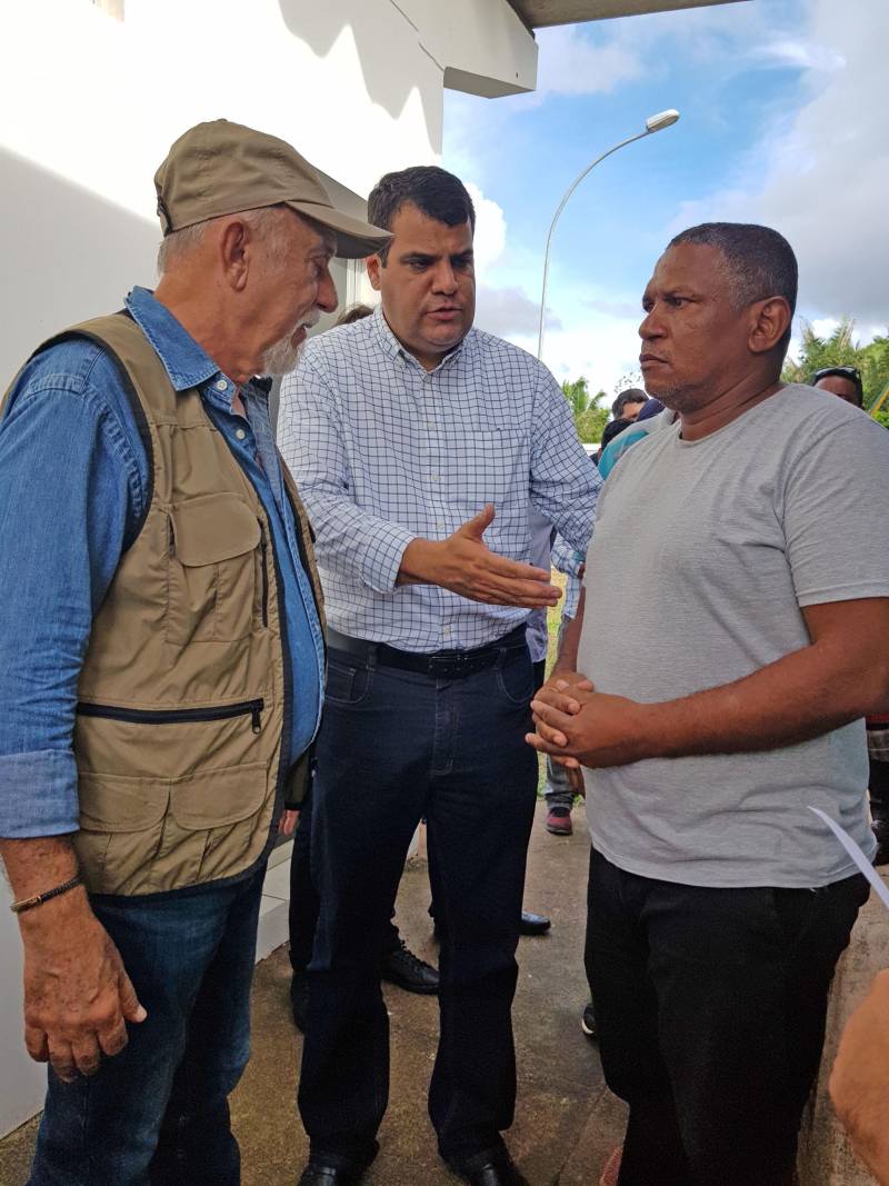 O Centro Regional de Governo do Sudeste do Pará completou 100 dias de trabalho no início deste mês. A data foi marcada por uma agenda especial da Secretaria Extraordinária dos Municípios Sustentáveis (Semsu) em 10 municípios da região. Durante as visitas, entre os dias 9 e 12, o secretário regional, Jorge Bittencourt, e coordenadores do Centro, participaram de reuniões de integração, acompanharam obras em andamento e inaugurações, como a da Unidade Pro Paz Integrada (UIPP), e a entrega de uma viatura para a Polícia Civil, em Brejo Grande do Araguaia. Na agenda foram assinados convênios também em São Domingos do Araguaia, Curionópolis, Canaã dos Carajás, Rio Maria, Pau D’Arco e Xinguara, que totalizam mais de 25 milhões de reais em investimentos do Governo do Pará nas áreas de saúde, educação e infraestrutura. O Centro Regional de Governo do Sudeste do Pará, instalado em Marabá, tem fortalecido a aproximação com os 39 municípios da mesorregião sudeste, composta pelas cidades das regiões de integração de Carajás, Araguaia, Lago de Tucuruí e mais cinco municípios do Rio Capim. Na foto, o governador Simão Jatene (e) e o secretário regional, Jorge Bittencourt (c) ouvindo as demandas da sociedade local.
FOTO: KÉLIA SANTOS / ASCOM CRGSP
DATA: 06.04.2018
MARABÁ - PARÁ <div class='credito_fotos'>Foto: KÉLIA SANTOS / ASCOM CRGSP | <a href='/midias/2018/originais/e4b04d7f-7c23-4dcd-b592-1943a03114c4.jpg' download><i class='fa-solid fa-download'></i> Download</a></div>