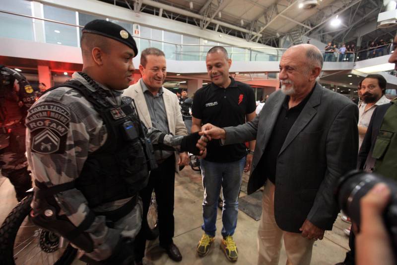 O Governo do Pará segue firme na política de prevenção e redução da criminalidade em todo o estado, com investimentos e o reforço de novos agentes que atuarão na segurança pública. Na tarde desta quinta-feira (22), os 474 aprovados em concurso público tomaram posse e receberam os equipamentos de trabalho. A cerimônia ocorreu no Hangar Convenções e Feiras da Amazônia, em Belém, e contou com a presença do governador Simão Jatene, entre outras autoridades.

FOTO: RODOLFO OLIVEIRA / AG. PARÁ
DATA: 22.03.2018
BELÉM - PARÁ <div class='credito_fotos'>Foto: Rodolfo Oliveira/Ag. Pará   |   <a href='/midias/2018/originais/e4c644d0-1246-4941-9ff3-342d0e4c506d.jpg' download><i class='fa-solid fa-download'></i> Download</a></div>