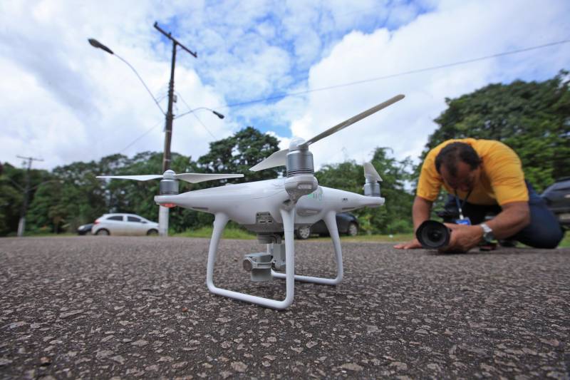 A Polícia Militar iniciou na manhã desta quarta-feira, 16, na sede do Comando Geral, em Icoaraci, o processo de habilitação ao 1º Curso de Operador de Aeronaves Remotamente Pilotadas (RPA - Remotely Piloted Aircraft), conhecidos popularmente como drones (foto), oferecido pela PM do Pará. Vinte candidatos participaram das avaliações psicológica e técnica. Na quinta-feira, 17, a previsão é de que os 23 inscritos sejam submetidos aos testes de aptidão. O resultado final das avaliações será divulgado até a próxima sexta-feira, 18. Os habilitados estarão credenciados a participar do curso previsto para o período de 21 a 25 deste mês. Na programação de hoje foram formados dois grupos, avaliados pela equipe do Centro Integrado de Psicologia e Assistência Social (Cipas). Em seguida os candidatos foram à parte prática, coordenado operacionalmente pelo cabo Antônio Donato, da Assessoria de Comunicação da PM.
FOTO: MÁCIO FERREIRA / AG. PARÁ
DATA: 16.05.2018
BELÉM - PARÁ <div class='credito_fotos'>Foto: MÁCIO FERREIRA/ AG. PARÁ | <a href='/midias/2018/originais/e4cc0d80-656e-4201-beb1-ca2e38eae513.jpg' download><i class='fa-solid fa-download'></i> Download</a></div>